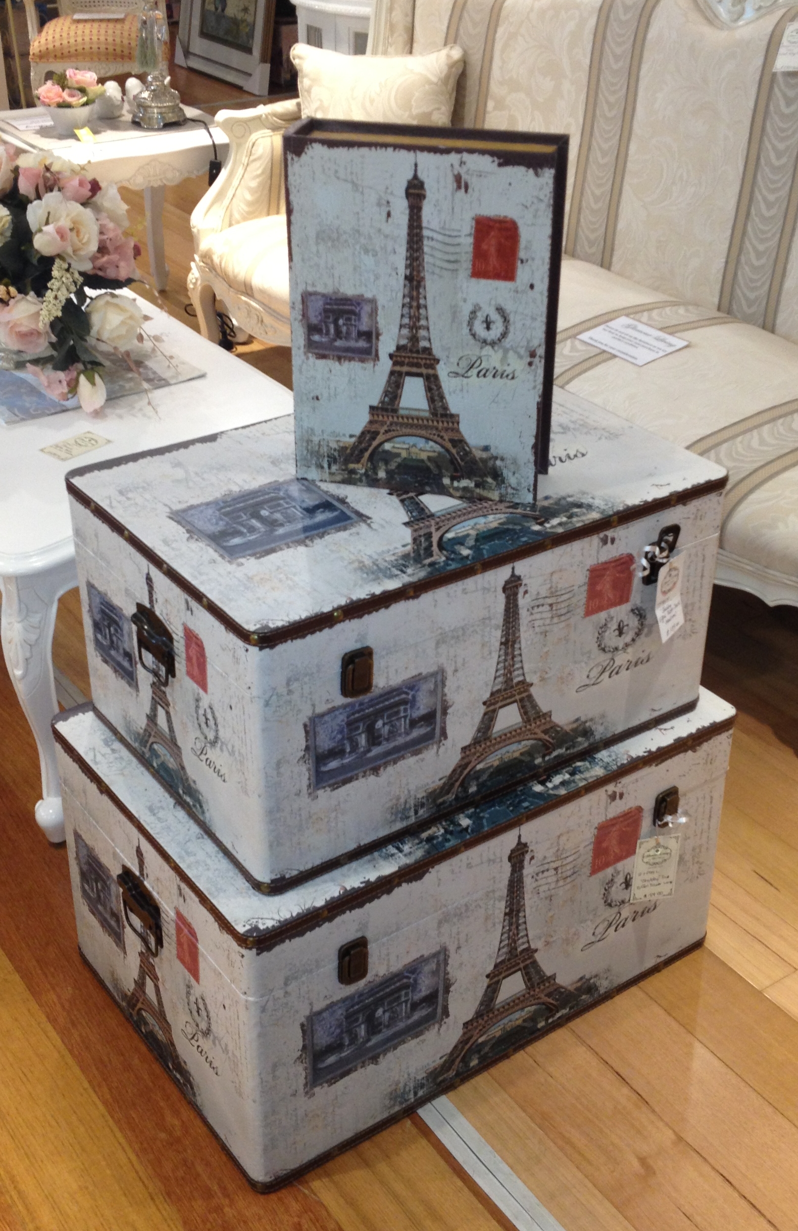 Shabby Trunk Eiffel Tower